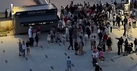 Punkt 21:00. Ustawiały się tłumy. A teraz zmiana w Kołobrzegu