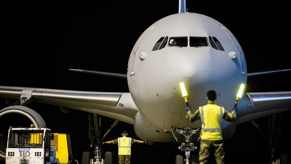 A Dutch military plane carrying stranded travelers from Israel lands at Eindhoven air base in Eindhoven, the Netherlands, 11 October 2023. Thousands of Israelis and Palestinians have died since the militant group Hamas launched an unprecedented attack on Israel from the Gaza Strip on 07 October 2023, leading to Israeli retaliation strikes on the Palestinian enclave. EPA/ROB ENGELAAR Dostawca: PAP/EPA.