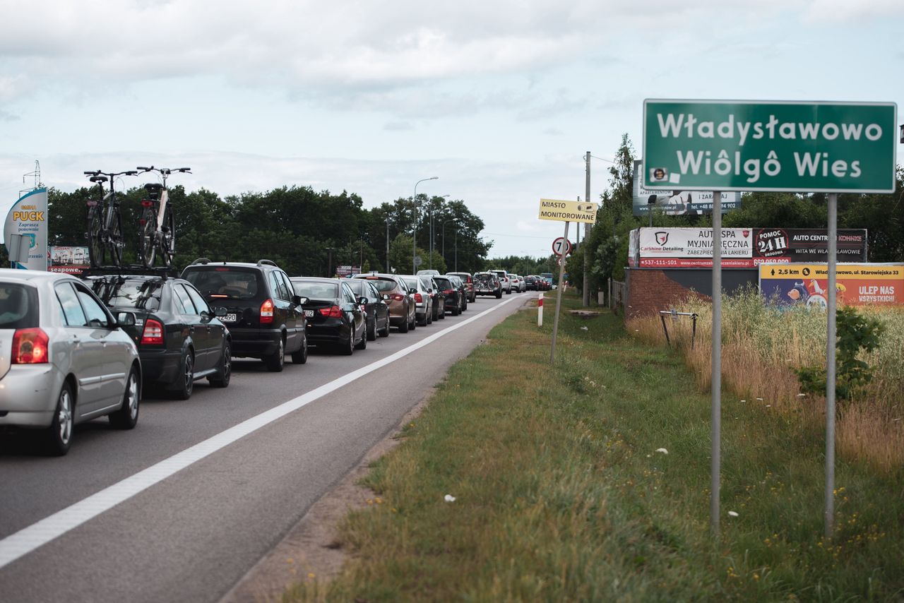 Gorąca sobota na Helu. Kolejna blokada we Władysławowie. Na zdjęciu korek przed wjazdem do Władysławowa 10 lipca - przy poprzednim proteście armatorów 