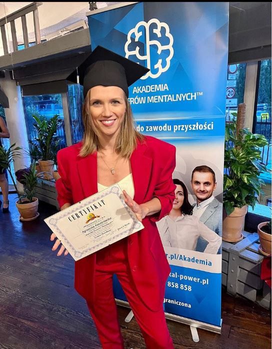 Agnieszka Kaczorowska z certyfikatem ukończenia kursu dla trenera mentalnego