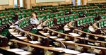 Polacy uważają, że posłowie za długo odpoczywają