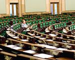 Polacy uważają, że posłowie za długo odpoczywają