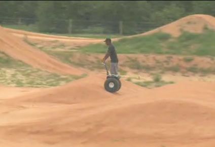 Segwayem po torze do motocrossu (wideo)