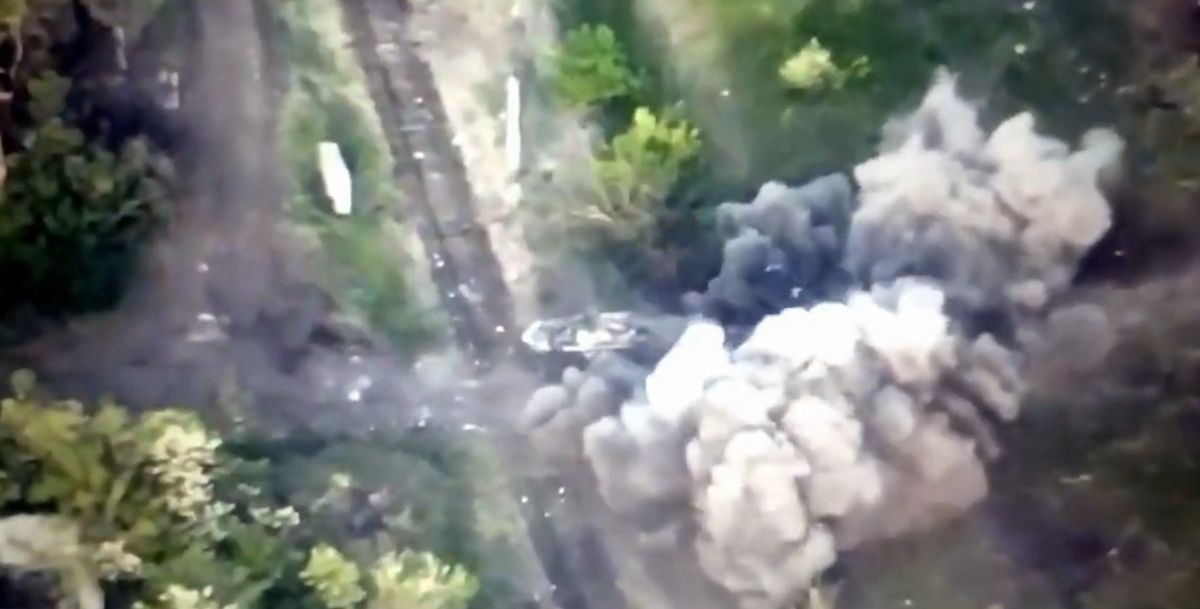 Ukraińska armia wysadziła w powietrze rosyjski czołg/ Twitter screenshot 