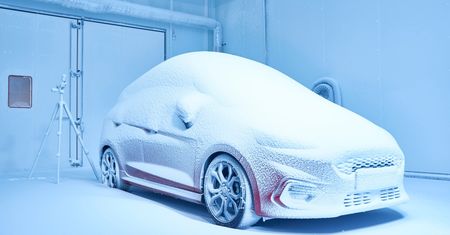 Ford ma fabrykę, w której steruje pogodą. Śnieg i upał pod jednym dachem
