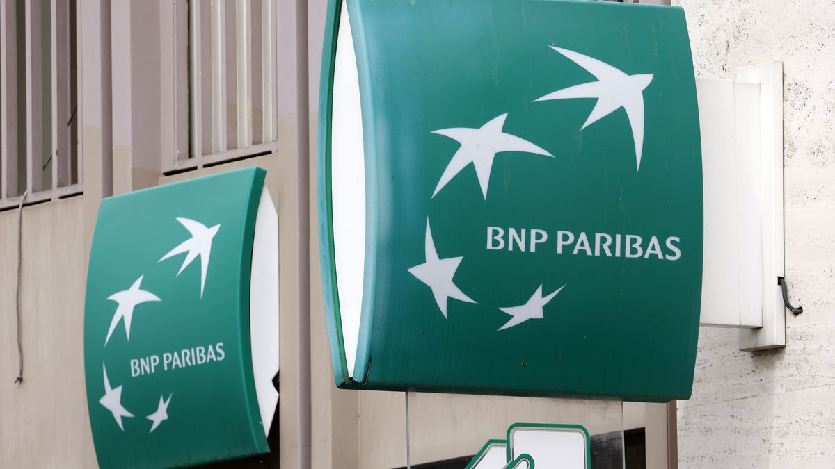 PARIS, FRANCE - MARCH 29: The logo of French bank BNP Paribas is seen on the facade of a branch on March 29, 2023 in Paris, France. Societe Generale, BNP Paribas, Exane, Natixis and HSBC were visited by magistrates and police on Tuesday morning as part of searches carried out by the National Financial Prosecutor's Office (PNF). They are suspected of having allowed their foreign clients to evade dividend tax. The information, revealed by the newspaper 'Le Monde', was confirmed by the PNF. (Photo by Chesnot/Getty Images)