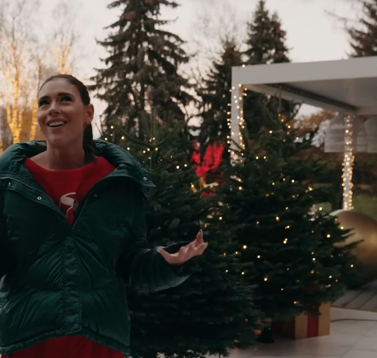 Uzbrojona w milion lampek Klaudia Halejcio udekorowała willę