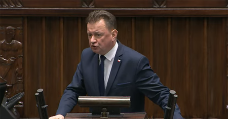 "Idealnie nadaje się na szpiega". Mucha drwi z Błaszczaka