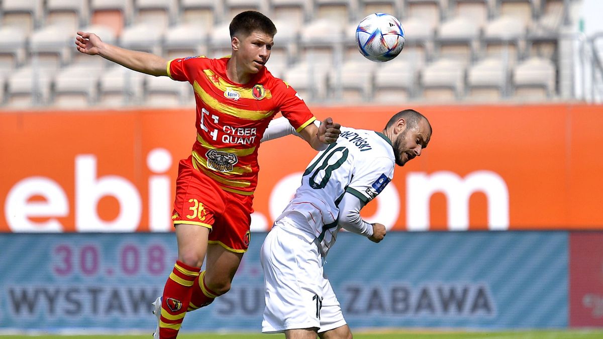 PAP / Sebastian Borowski / Na zdjęciu: zawodnik KGHM Zagłębia Filip Starzyński (z prawej) i Jakub Lewicki (z lewej) z Jagiellonii Białystok