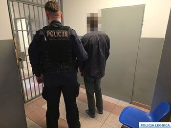 Legnica: Śpiący włamywacz w piwnicy. Obok narkotyki i narzędzia