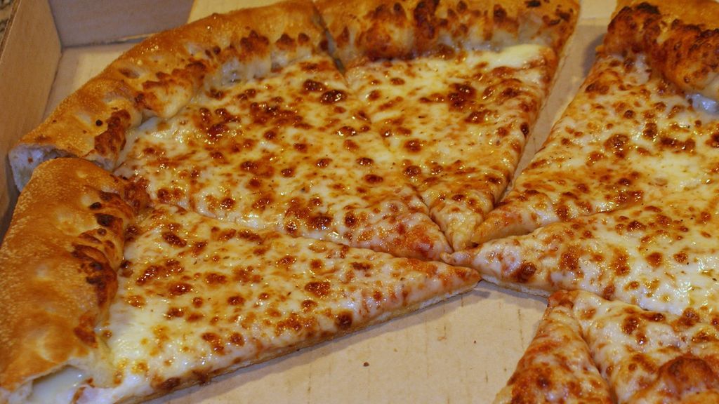 Średnia pizza z serem na tradycyjnym cieście (Pizza Hut)