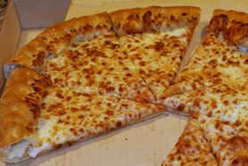Średnia pizza z serem na tradycyjnym cieście (Pizza Hut)