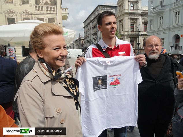 Mariusz Wlazły, jako łódzki ambasador mistrzostw świata siatkarzy otrzymał pierwszy egzemplarz koszulki promującej imprezę w mieście włókniarzy