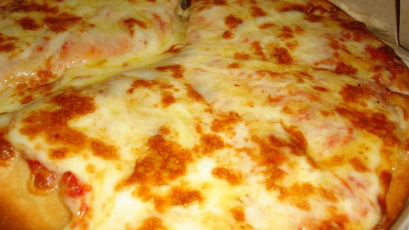 Średnia pizza z serem na grubym cieście (Pizza Hut)