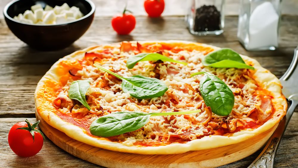 Średnia pizza z serem na cienkim cieście (Pizza Hut)