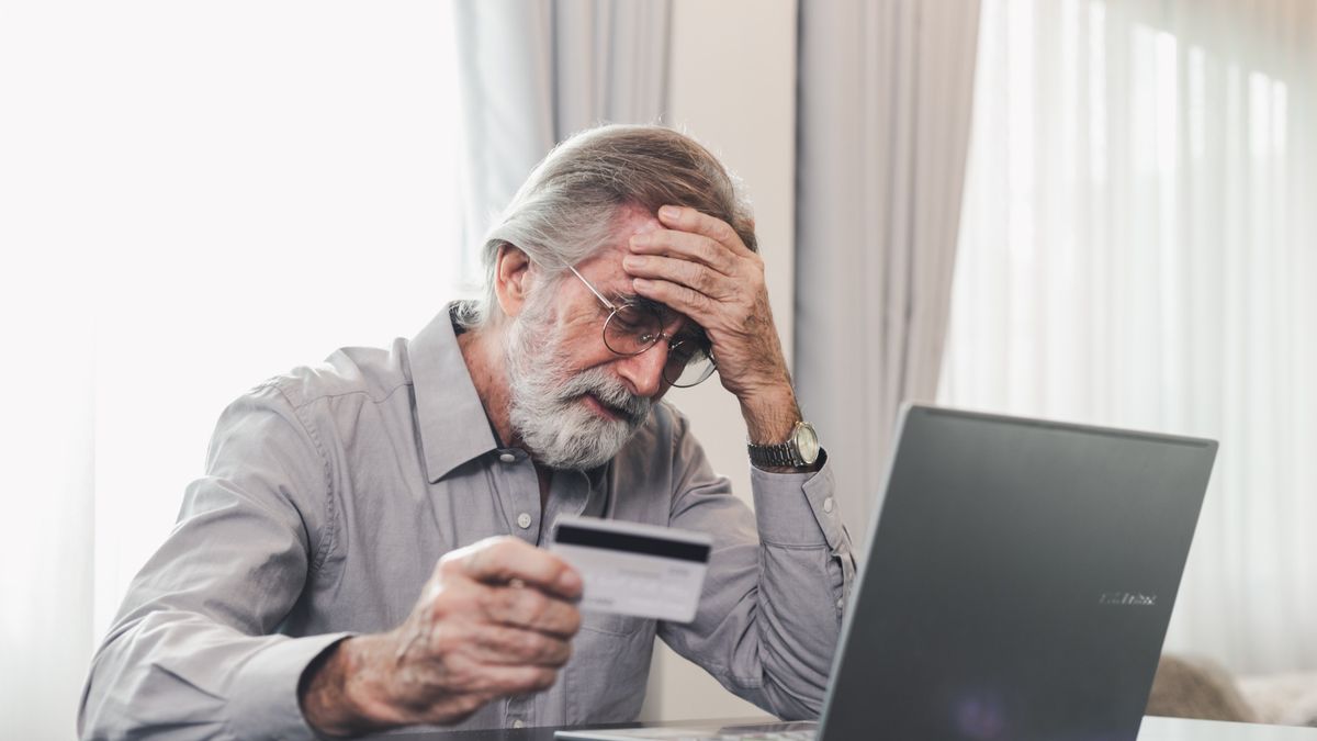 Mężczyzna uwierzył oszustom i zainstalował na komputerze oprogramowanie do zdalnej obsługi komputera