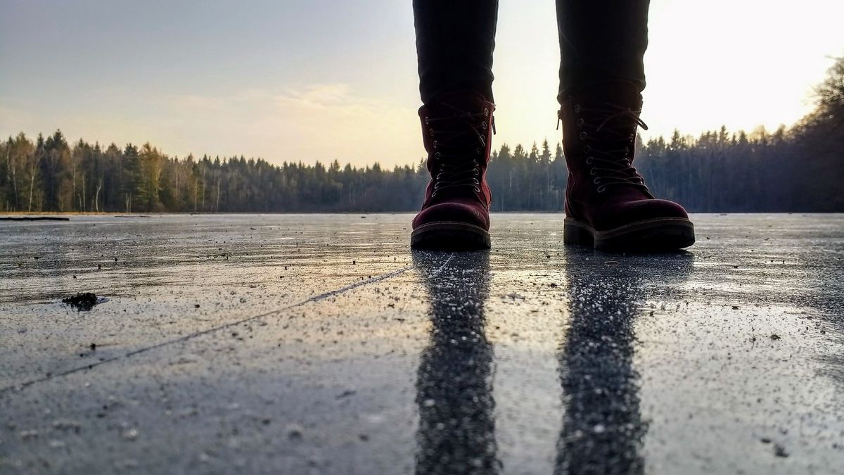 Zamarznięte jezioro