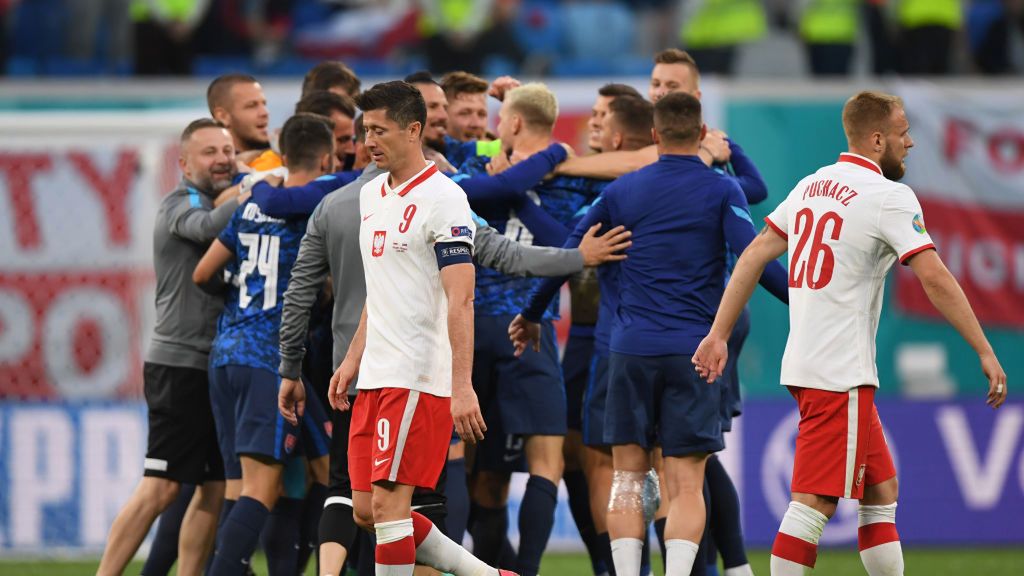 Zdjęcie okładkowe artykułu: Getty Images / Kirill Kudryavtsev / Na zdjęciu: Robert Lewandowski na tle świętujących piłkarzy reprezentacji Słowacji