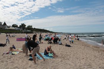 Mielno: Niedzielny spacer po plaży. Nad morzem sporo turystów
