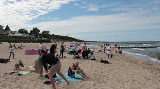 Mielno: Niedzielny spacer po plaży. Nad morzem sporo turystów
