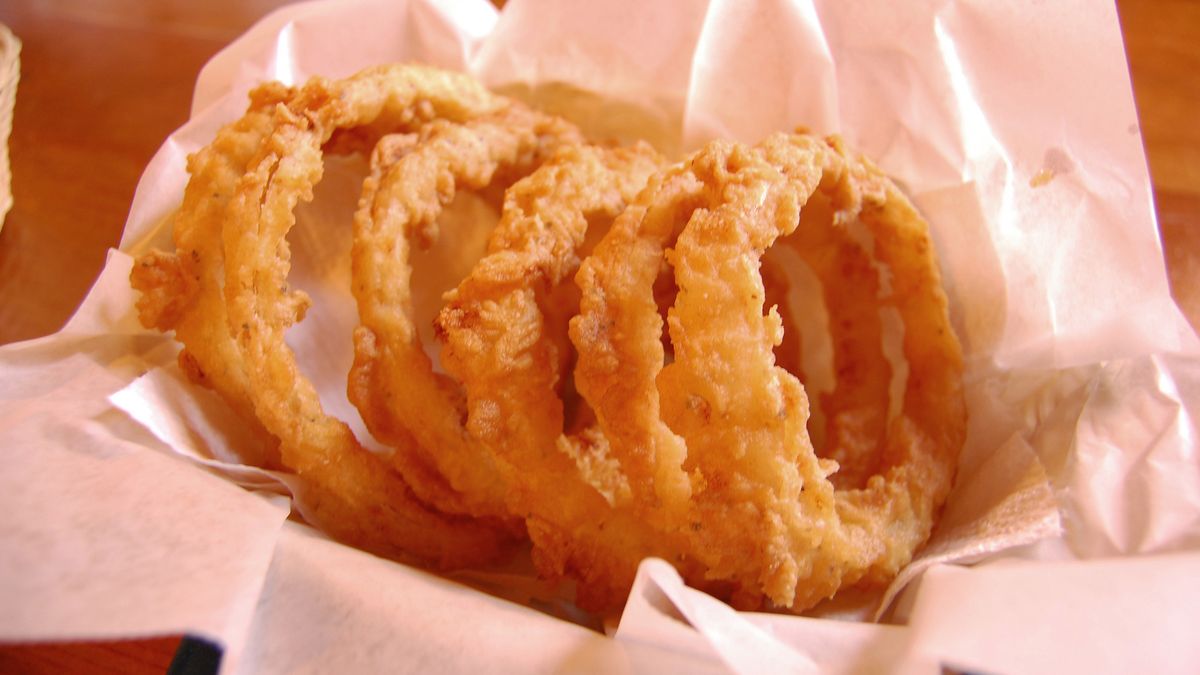 Mrożone panierowane krążki cebulowe przygotowane w piekarniku