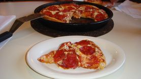 Średnia pizza pepperoni na tradycyjnym cieście (Pizza Hut)