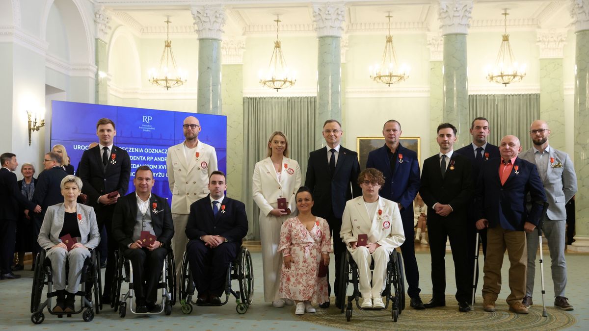 PAP / Leszek Szymański / Na zdjęciu: Prezydent Andrzej Duda z odznaczonymi sportowcami