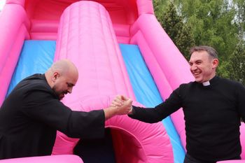 Księża i dmuchaniec. Tak się bawili w seminarium. Wierni dołączyli