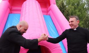 Księża i dmuchaniec. Tak się bawili w seminarium. Wierni dołączyli