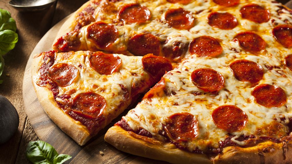 Średnia pizza pepperoni na grubym cieście (Pizza Hut)