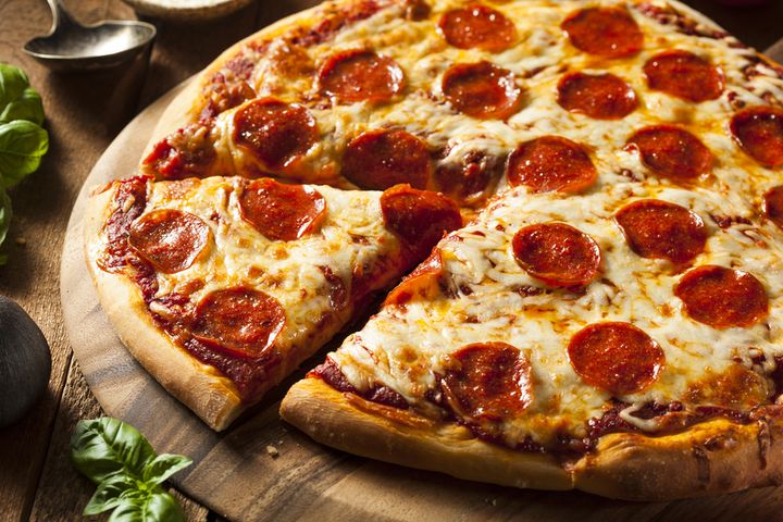 Średnia pizza pepperoni na grubym cieście (Pizza Hut)