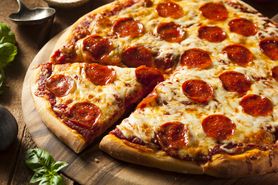 Średnia pizza pepperoni na grubym cieście (Pizza Hut)