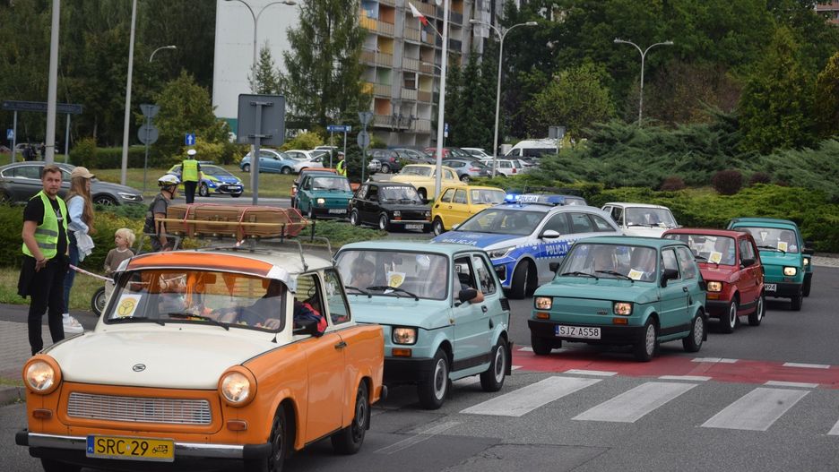 Parada aut z okresu PRL w Jastrzębiu