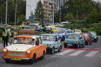 Jastrzębie-Zdrój: Przystanek PRL i niezwykła parada na ulicach miasta. Maluchy, trabanty, wartburgi. To trzeba zobaczyć