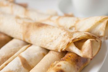 Naleśniki, które się nie rwą i wygodnie zwijają. Do ciasta dodaj popularny produkt z sałatki jarzynowej