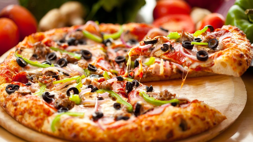 Średnia pizza Super Supreme na tradycyjnym cieście (Pizza Hut)