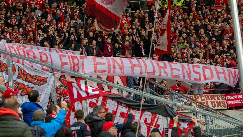 Zdjęcie okładkowe artykułu: Getty Images /  TF-Images / Na zdjęciu: obraźliwe transparenty kibiców Bayernu