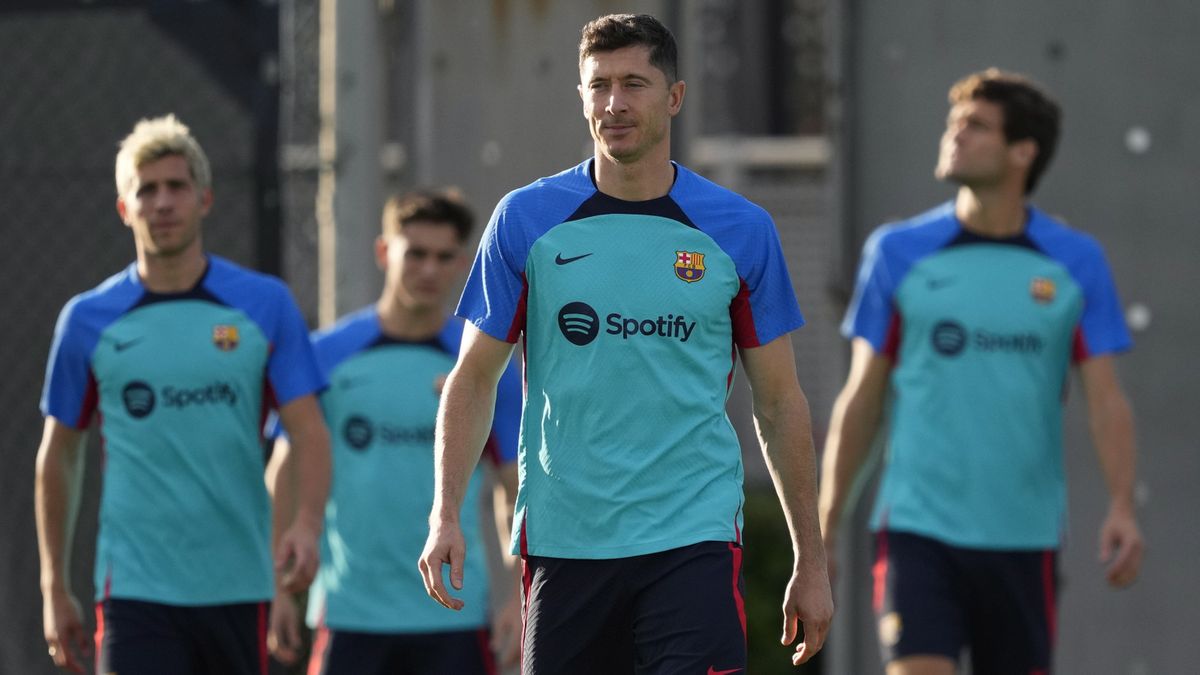 PAP/EPA / ALEJANDRO GARCIA / Na pierwszym planie zdjęcia: Robert Lewandowski