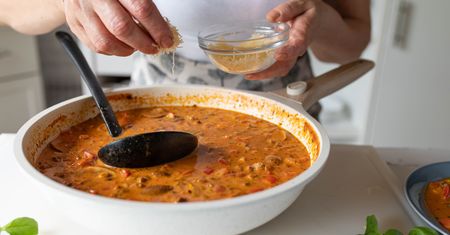 Zupa hamburgerowa w banalnym przepisie. Zajada się nią cała rodzina