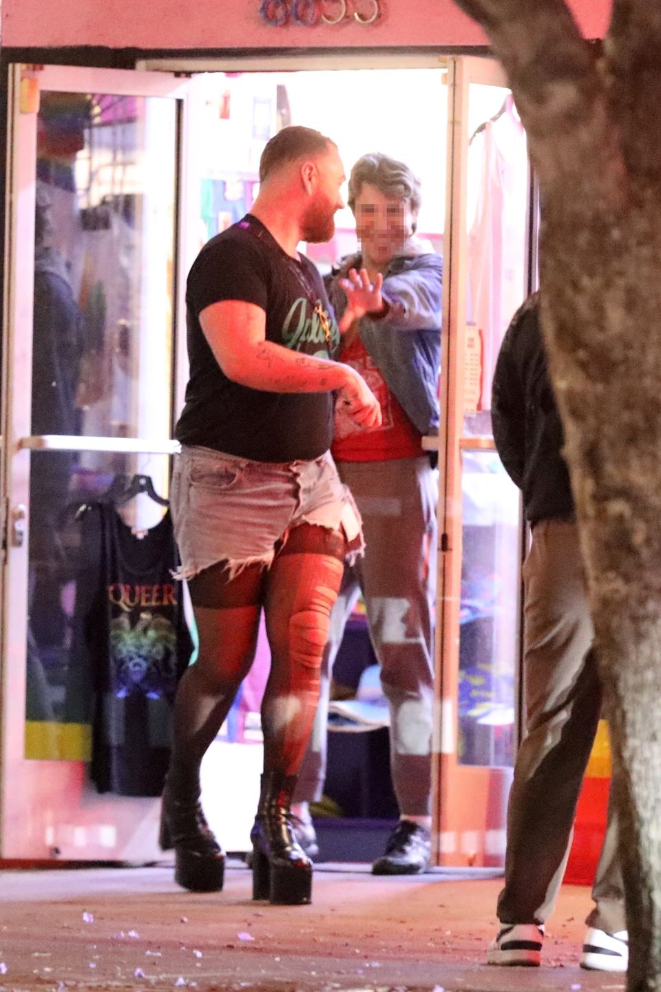 Sam Smith imprezuje w butach na ultrawysokiej platformie