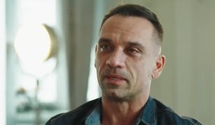 W hicie gra twardziela. Gdy mówi o matce, drży mu głos