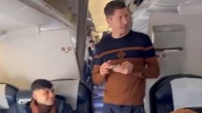 Piłkarze Barcelony w samolocie do Arabii. Kamera pokazała Lewandowskiego