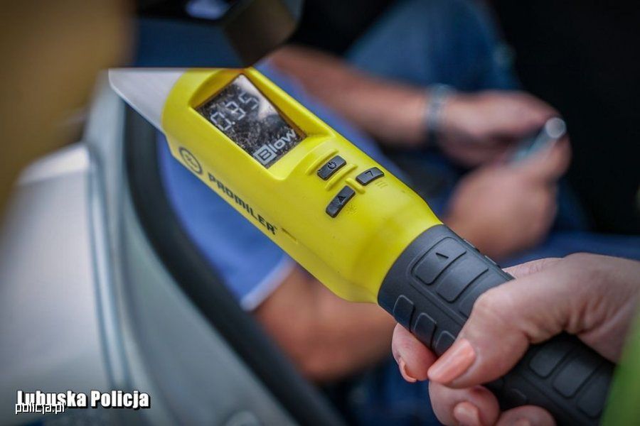 W 2020 r. policja zatrzymała 53 tys. osób, które zdecydowały się na prowadzenie pojazdu w stanie nietrzeźwości