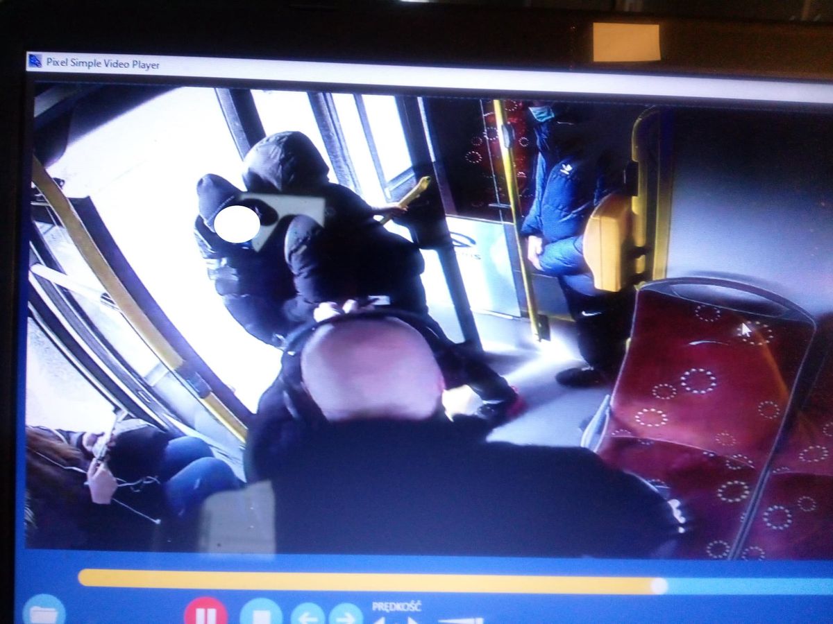 Gapowicz zaatakował kontrolerkę w autobusie 