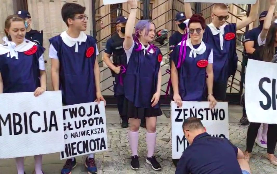 Warszawa. Demonstracja w sprawie "gruntowania cnót niewieścich". Pod ministerstwem edukacji zebrali się sympatycy Ogólnopolskiego Strajku Kobiet, nauczyciele, rodzice i uczniowie