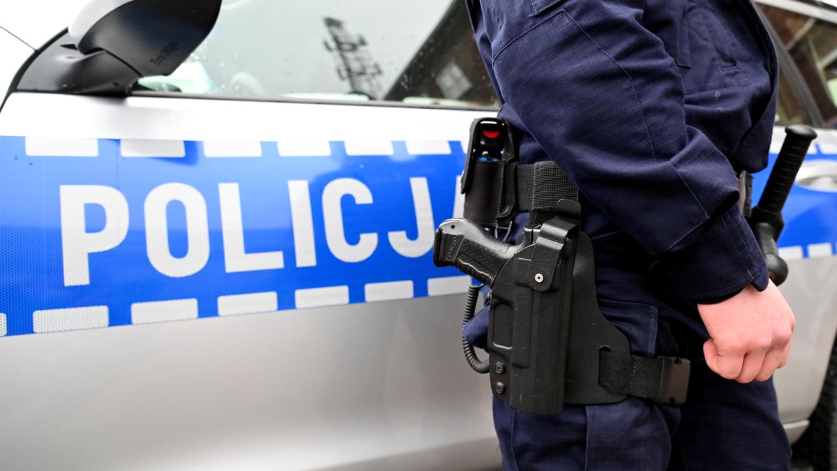 policja zdj�cia ilustracyjne
Szczecin, 18.02.2022. Policja - zdj�cia ilustracyjne. (mb/awol) PAP/Marcin Bielecki
Marcin Bielecki
bro�, kabura, kodeks karny, pa�ka, pistolet, policja, policjant, prawo, radiow�z, ilustracja