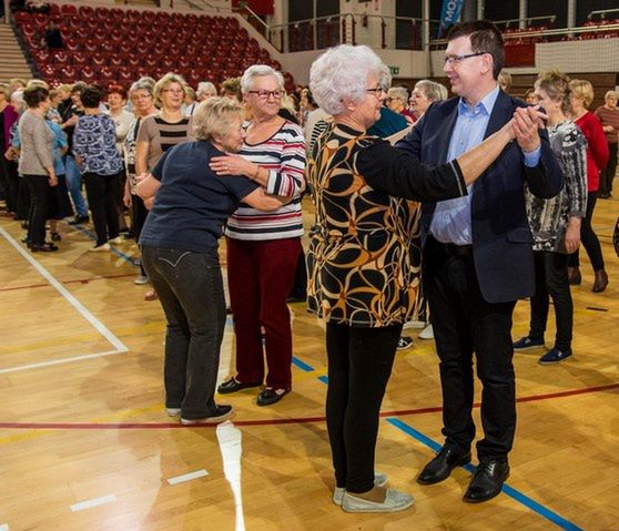 Rekordowa frekwencja podczas zajęć tanecznych dla seniorów. Prezydent też tańczył. Mamy zdjęcia