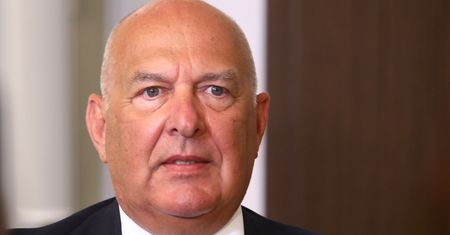 Niższy VAT na paliwa. Ważny apel ministra finansów