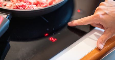 Masz płytę indukcyjną? O tym powinieneś pamiętać