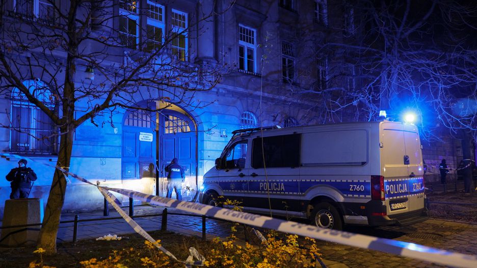 Warszawa, 23.11.2024. Policja przed budynkiem przy ul. Inżynierskiej 6 na warszawskiej Pradze, 23 bm. Podczas zatrzymania agresywnego mężczyzny z maczetą jeden z funkcjonariuszy użył broni służbowej na skutek czego ranny został inny policjant. Funkcjonariusz zmarł w szpitalu. (jm) PAP/Paweł Supernak ***Do tego materiału zdjęciowego dostępna jest również depesza w systemie CSI, pt.: Warszawa/ Zmarł policjant postrzelony podczas interwencji (aktl.)***
